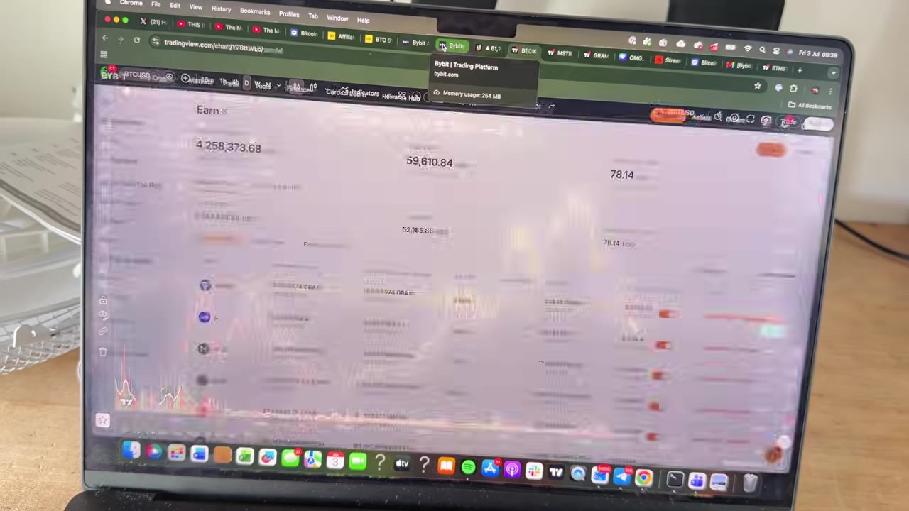 Трейдер открывает крупные позиции на Bitcoin и Ethereum